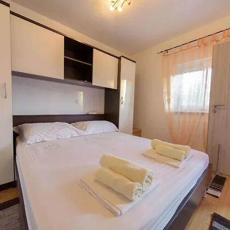 In Starigrad-paklenica 36667 Apartment *